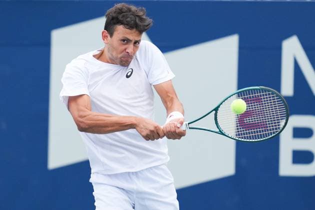ATP, Tennis Herren Masters 1000 National Bank Open Toronto Presented by Rogers 2025 - Day 6 Emilio Nava of the United States plays a backhand against Karen Khachanov of Russia during the Men s Singles third round match on day 6 of the ATP Masters 1000 National Bank Open at Sobeys Stadium. on July 31, 2025 in Toronto, Canada. (Photo by Leonardo Ramirez Eyepix Group) Copyright: xLeonardoxRamirezx xEyepixxGroupx LR-31072025-03029