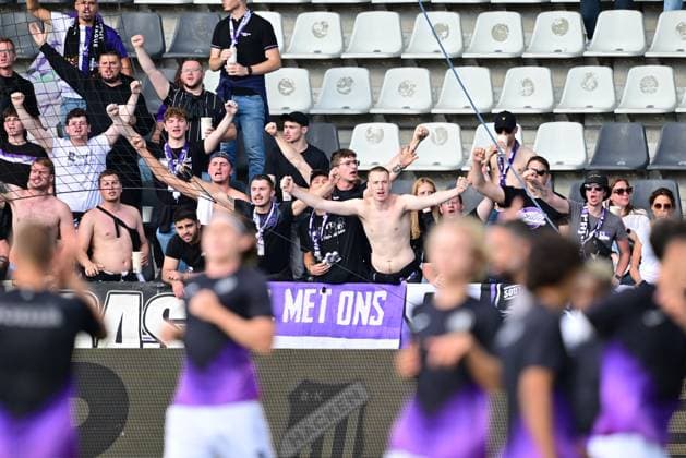 GOTHENBURG, SWEDEN 20250731 Anderlecht supporters during Thursday s football match, second qualifying round for the Europa League, between Sweden s BK Häcken and Belgium s RSC Anderlecht at Hisingen Arena in Gothenburg, Sweden, July 31, 2025 GÖTEBORG SWEDEN x9200x  Copyright: xHannaxBrunlöf TTx EUROPA LEAGUE QUALIFYING HÄCKEN-ANDERLECHT