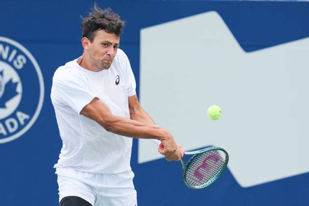 July 31, 2025, Toronto, Ontario, Canada: Emilio Nava of the United States plays a backhand against Karen Khachanov of Russia during the Men s Singles third round match on day 6 of the ATP, Tennis Herren Masters 1000 National Bank Open at Sobeys Stadium. on July 31, 2025 in Toronto, Canada. Toronto Canada - ZUMAe321 20250731_zsa_e321_001 Copyright: xLeonardoxRamirezx