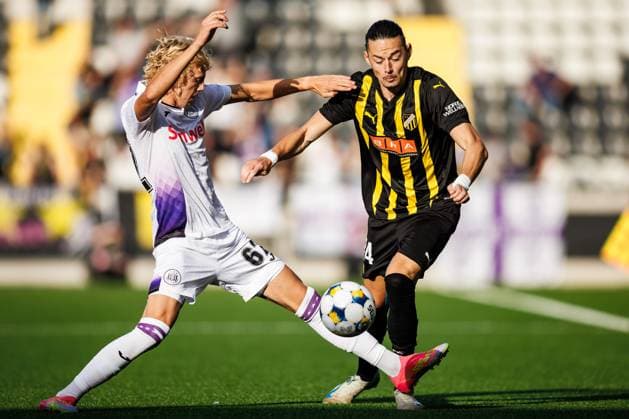 250731 Basile Vroninks of Anderlecht and Amor Layouni of Häcken during the UEFA Europa League second qualifying round match between Häcken and Anderlecht on July 31, 2025 in Gothenburg BELGIUM OUT Photo Michael Erichsen BILDBYRAN COP 89 MI0858 fotboll football soccer fotball uefa europa league kval europa league häcken anderlecht bbeng  Copyright: MICHAELxERICHSEN BB250731MI015
