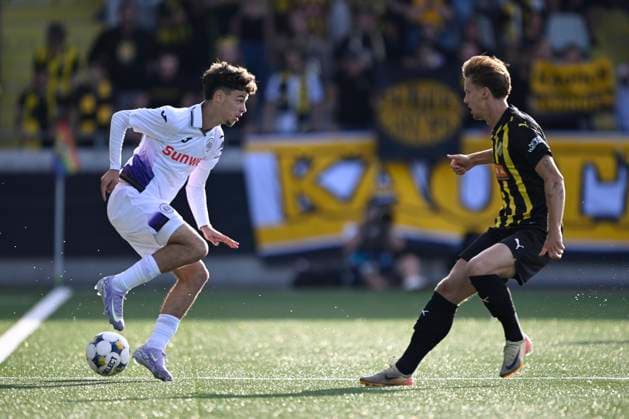 BK Hacken v RSC Anderlecht - UEFA Europa League GOTHENBURG, SWEDEN - JULY 31 : Degreef Tristan midfielder of RSC Anderlecht is challenged by Holm Samuel Leach midfielder of BK Hacken during the UEFA Europa League 2025 26 second qualifying round second leg between BK Hacken and RSC Anderlecht on July 31, 2025 in Gothenburg, Sweden, 31 07 2025 Gothenburg Sweden  Copyright: xNicoxVereeckenx