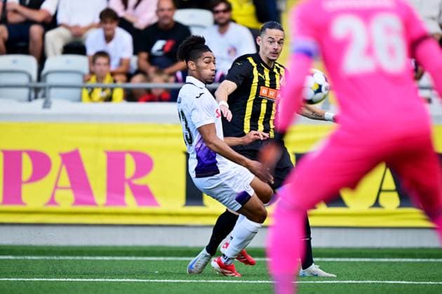 GOTHENBURG, SWEDEN 20250731 Anderlecht s Nathan Saliba against Häcken s Amor Layouni during Thursday s football match, second qualifying round for the Europa League, between Sweden s BK Häcken and Belgium s RSC Anderlecht at Hisingen Arena in Gothenburg, Sweden, July 31, 2025 GÖTEBORG SWEDEN x9200x  Copyright: xHannaxBrunlöf TTx EUROPA LEAGUE QUALIFYING HÄCKEN-ANDERLECHT