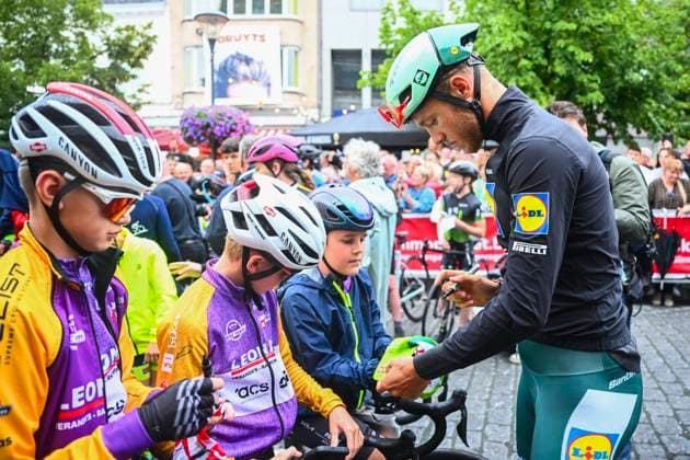 Cycling Criterium Herentals HERENTALS, BELGIUM - JULY 31 : Milan Jonathan (BEL) of Lidl - Trek with fans during Herentals Fietst an after Tour Criterium in Herentals. On July 31, 2025 in Herentals, Belgium, 31 07 2025 Herentals Belgium  Copyright: xGvgx