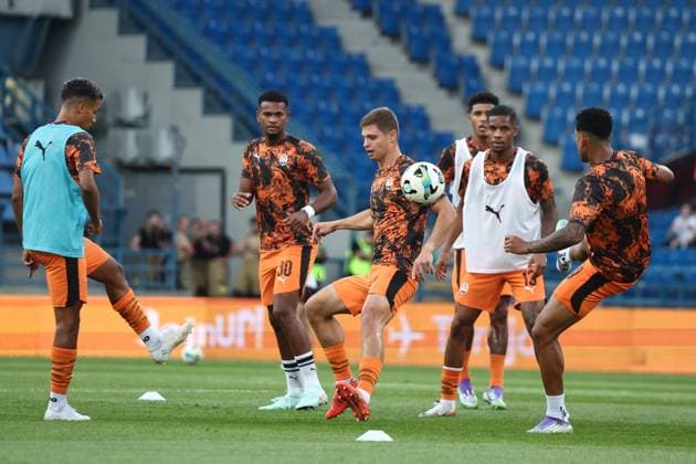 Besiktas v Shakhtar Donetsk - UEFA Europa League qualifying round KRAKOW, POLAND - JULY 31: Players of Shakhtar Donetsk warm up ahead of the UEFA Europa League second qualifying round rematch between Besiktas and Shakhtar Donetsk at Henryk Reyman Municipal Stadium in Krakow, Poland on July 31, 2025. Jakub Porzycki Anadolu Krakow Poland. Editorial use only. Please get in touch for any other usage.  Copyright: x2025xAnadoluxJakubxPorzyckix