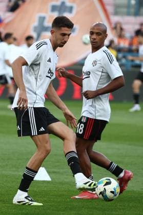 Besiktas v Shakhtar Donetsk - UEFA Europa League qualifying round KRAKOW, POLAND - JULY 31: Joao Mario (18) of Besiktas warms up ahead of the UEFA Europa League second qualifying round rematch between Besiktas and Shakhtar Donetsk at Henryk Reyman Municipal Stadium in Krakow, Poland on July 31, 2025. Jakub Porzycki Anadolu Krakow Poland. Editorial use only. Please get in touch for any other usage.  Copyright: x2025xAnadoluxJakubxPorzyckix