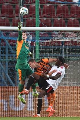 Shakhtar Donetsk v Besiktas - UEFA Europa League KRAKOW, POLAND - JULY 31: Dmytro Riznyk of Shakhtar Donetsk in action against Tammy Abraham of Besiktas during the UEFA Europa League second qualifying round rematch between Besiktas and Shakhtar Donetsk at Henryk Reyman Municipal Stadium in Krakow, Poland on July 31, 2025. Jakub Porzycki Anadolu Krakow Poland. Editorial use only. Please get in touch for any other usage.  Copyright: x2025xAnadoluxJakubxPorzyckix