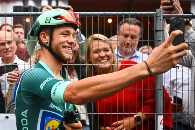 Cycling Criterium Herentals HERENTALS, BELGIUM - JULY 31 : Milan Jonathan (BEL) of Lidl - Trek with fans during Herentals Fietst an after Tour Criterium in Herentals. On July 31, 2025 in Herentals, Belgium, 31 07 2025 Herentals Belgium  Copyright: xGvgx