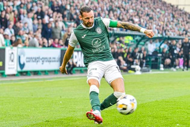 Hibernian v FC Midtjylland UEFA Europa League Martin Boyle of Hibernian crosses the ball during the UEFA Europa League Second Qualifying Round Second Leg match at Easter Road, Edinburgh UK Newspapers OUT Copyright: xJamiexJohnstonx FIL-22025-0044