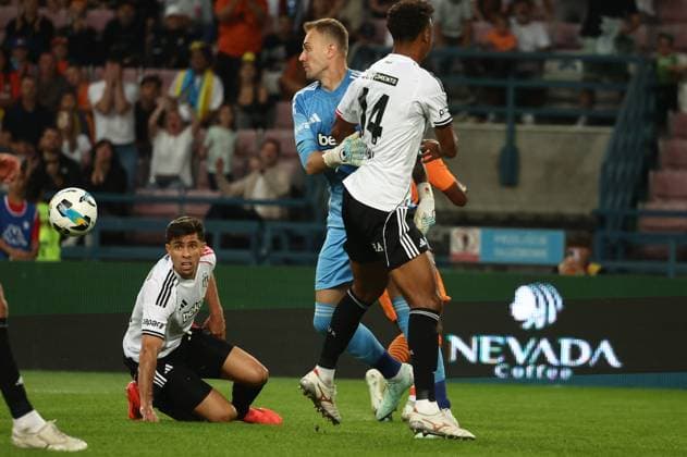 Shakhtar Donetsk v Besiktas - UEFA Europa League qualifying round KRAKOW, POLAND - JULY 31: Gabriel Paulista (L), Mert Gunok (back) and Felix Uduokhai (14) of Besiktas in action during the UEFA Europa League second qualifying round rematch between Shakhtar Donetsk and Besiktas at Henryk Reyman Municipal Stadium in Krakow, Poland on July 31, 2025. Jakub Porzycki Anadolu Krakow Poland. Editorial use only. Please get in touch for any other usage.  Copyright: x2025xAnadoluxJakubxPorzyckix