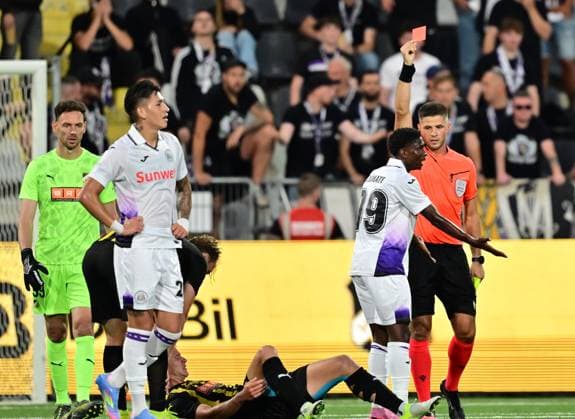 GÖTEBORG, SWEDEN 20250731 Anderlechts Ibrahim Kanate receives a red card during Thursdays Europa League second qualifying round football match between Swedens BK Häcken and Belgiums RSC Anderlecht at Hisingen Arena in Gothenburg, Sweden, July 31, 2025 GÖTEBORG SWEDEN x9200x  Copyright: xHannaxBrunlöf TTx EUROPA LEAGUE KVAL HÄCKEN-ANDERLECHT