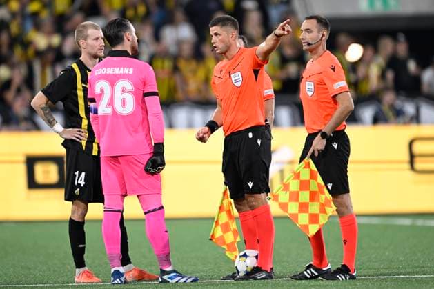 BK Hacken v RSC Anderlecht - UEFA Europa League GOTHENBURG, SWEDEN - JULY 31 : Coosemans Colin goalkeeper of RSC Anderlecht and referee Kolaric Patrik (CRO) pictured during the UEFA Europa League 2025 26 second qualifying round second leg between BK Hacken and RSC Anderlecht on July 31, 2025 in Gothenburg, Sweden, 31 07 2025 Gothenburg Sweden  Copyright: xNicoxVereeckenx
