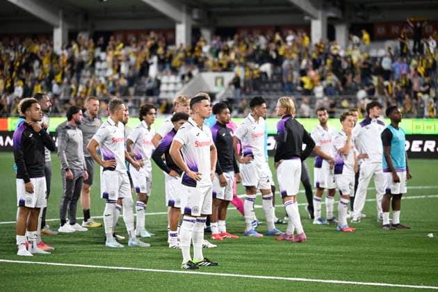 BK Hacken v RSC Anderlecht - UEFA Europa League GOTHENBURG, SWEDEN - JULY 31 : The players of RSC Anderlecht greeting the fans despite the defeat during the UEFA Europa League 2025 26 second qualifying round second leg between BK Hacken and RSC Anderlecht on July 31, 2025 in Gothenburg, Sweden, 31 07 2025 Gothenburg Sweden  Copyright: xNicoxVereeckenx