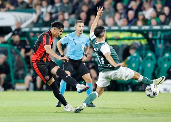 Hibernian v FC Midtjylland UEFA Europa League Dar’o Osorio of FC Midtjylland (left) scores his teams first goal during the UEFA Europa League Second Qualifying Round Second Leg match at Easter Road, Edinburgh UK Newspapers OUT Copyright: xFredxPalmerx FIL-22024-0095