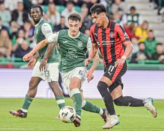 Hibernian v FC Midtjylland UEFA Europa League Dylan Levitt of Hibernian and Dario Osorio of FC Midtjylland during the UEFA Europa League Second Qualifying Round Second Leg match at Easter Road, Edinburgh UK Newspapers OUT Copyright: xJamiexJohnstonx FIL-22025-0089