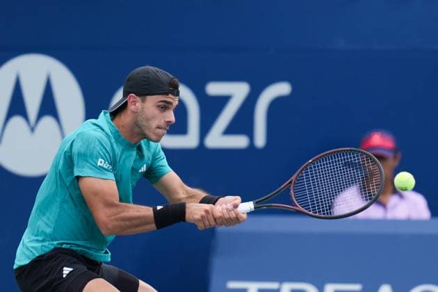 ATP, Tennis Herren Masters 1000 National Bank Open Toronto Presented by Rogers 2025 - Day 6 Francisco Cerundolo of Argentina plays a backhand against Tomas Martin Etcheverry of Argentina during the Men s Singles third round match on day 6 of the ATP Masters 1000 National Bank Open at Sobeys Stadium. on July 31, 2025 in Toronto, Canada. (Photo by Leonardo Ramirez Eyepix Group) Copyright: xLeonardoxRamirezx xEyepixxGroupx LR-31072025-04837