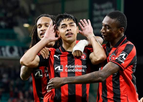 Hibernian v FC Midtjylland UEFA Europa League Dar’o Osorio of FC Midtjylland (middle) celebrates scoring his teams first goal with team mates during the UEFA Europa League Second Qualifying Round Second Leg match at Easter Road, Edinburgh UK Newspapers OUT Copyright: xFredxPalmerx FIL-22024-0141