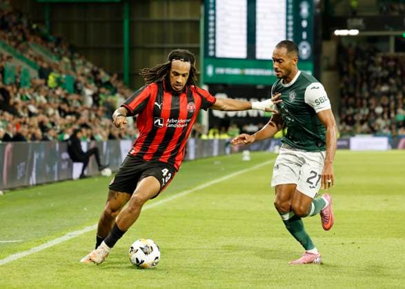 Hibernian v FC Midtjylland UEFA Europa League Kevin Mbabu of FC Midtjylland (left) shields the ball from Jordan Obita of Hibernian during the UEFA Europa League Second Qualifying Round Second Leg match at Easter Road, Edinburgh UK Newspapers OUT Copyright: xFredxPalmerx FIL-22024-0150