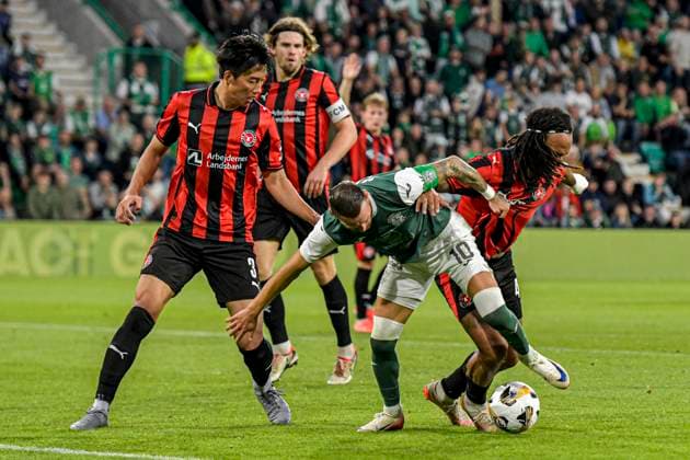 Hibernian v FC Midtjylland UEFA Europa League Martin Boyle of Hibernian and Kevin Mbabu and Lee Han-Beom of FC Midtjylland during the UEFA Europa League Second Qualifying Round Second Leg match at Easter Road, Edinburgh UK Newspapers OUT Copyright: xJamiexJohnstonx FIL-22025-0126