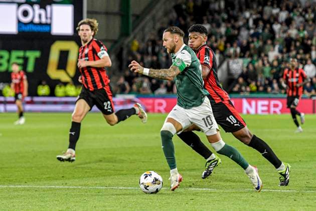 Hibernian v FC Midtjylland UEFA Europa League Martin Boyle of Hibernian bursts into the box past Pedro Bravo of FC Midtjylland late on during the UEFA Europa League Second Qualifying Round Second Leg match at Easter Road, Edinburgh UK Newspapers OUT Copyright: xJamiexJohnstonx FIL-22025-0130