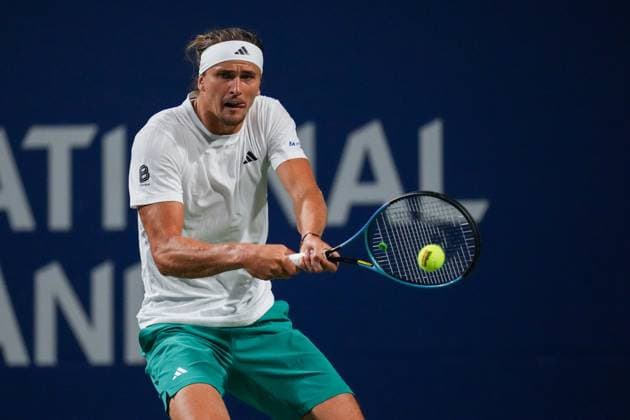 ATP, Tennis Herren Masters 1000 National Bank Open Toronto Presented by Rogers 2025 - Day 6 Alexander Zverev of Germany plays a backhand against Mateo Arnaldi of Italy during the Men s Singles third round match on day 6 of the ATP Masters 1000 National Bank Open at Sobeys Stadium. on July 31, 2025 in Toronto, Canada. (Photo by Leonardo Ramirez Eyepix Group) Copyright: xLeonardoxRamirezx xEyepixxGroupx LR-31072025-07941