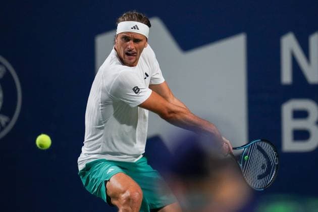 ATP, Tennis Herren Masters 1000 National Bank Open Toronto Presented by Rogers 2025 - Day 6 Alexander Zverev of Germany plays a backhand against Mateo Arnaldi of Italy during the Men s Singles third round match on day 6 of the ATP Masters 1000 National Bank Open at Sobeys Stadium. on July 31, 2025 in Toronto, Canada. (Photo by Leonardo Ramirez Eyepix Group) Copyright: xLeonardoxRamirezx xEyepixxGroupx LR-31072025-07926