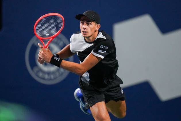 ATP, Tennis Herren Masters 1000 National Bank Open Toronto Presented by Rogers 2025 - Day 6 Mateo Arnaldi of Italy plays a backhand against Alexander Zverev of Germany during the Men s Singles third round match on day 6 of the ATP Masters 1000 National Bank Open at Sobeys Stadium. on July 31, 2025 in Toronto, Canada. (Photo by Leonardo Ramirez Eyepix Group) Copyright: xLeonardoxRamirezx xEyepixxGroupx LR-31072025-08141