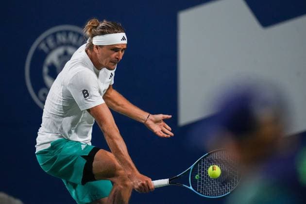 July 31, 2025, Toronto, Ontario, Canada: Alexander Zverev of Germany plays a backhand against Mateo Arnaldi of Italy during the Men s Singles third round match on day 6 of the ATP, Tennis Herren Masters 1000 National Bank Open at Sobeys Stadium. on July 31, 2025 in Toronto, Canada. Toronto Canada - ZUMAe321 20250731_zsa_e321_124 Copyright: xLeonardoxRamirezx