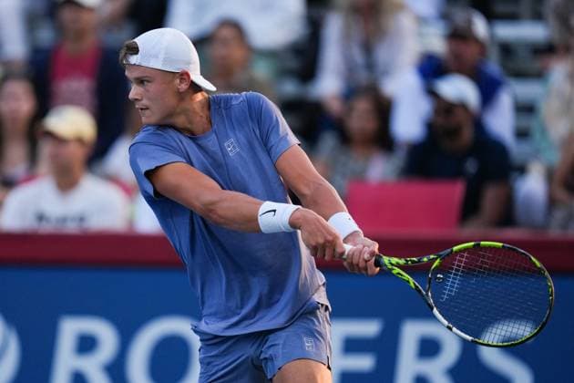 July 31, 2025, Toronto, Ontario, Canada: Holger Rune of Denmark plays a backhand against Alexandre Muller of France during the Men s Singles third round match on day 6 of the ATP, Tennis Herren Masters 1000 National Bank Open at Sobeys Stadium. on July 31, 2025 in Toronto, Canada. Toronto Canada - ZUMAe321 20250731_zsa_e321_179 Copyright: xLeonardoxRamirezx