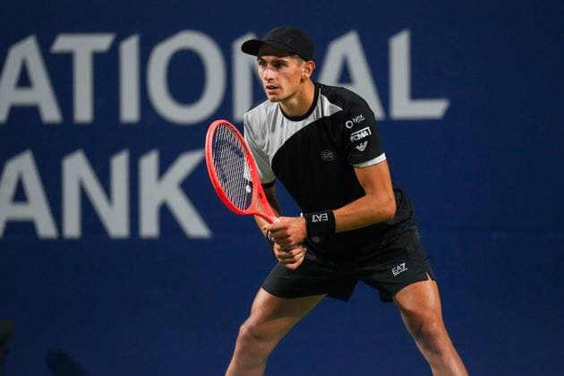 July 31, 2025, Toronto, Ontario, Canada: Mateo Arnaldi of Italy in action against Alexander Zverev of Germany during the Men s Singles third round match on day 6 of the ATP, Tennis Herren Masters 1000 National Bank Open at Sobeys Stadium. on July 31, 2025 in Toronto, Canada. Toronto Canada - ZUMAe321 20250731_zsa_e321_205 Copyright: xLeonardoxRamirezx