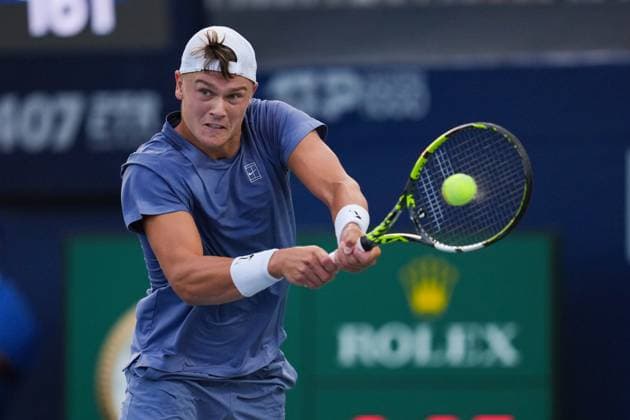 ATP, Tennis Herren Masters 1000 National Bank Open Toronto Presented by Rogers 2025 - Day 6 Holger Rune of Denmark plays a backhand against Alexandre Muller of France during the Men s Singles third round match on day 6 of the ATP Masters 1000 National Bank Open at Sobeys Stadium. on July 31, 2025 in Toronto, Canada. Toronto Ontario Canada Copyright: xLeonardoxRamirezx