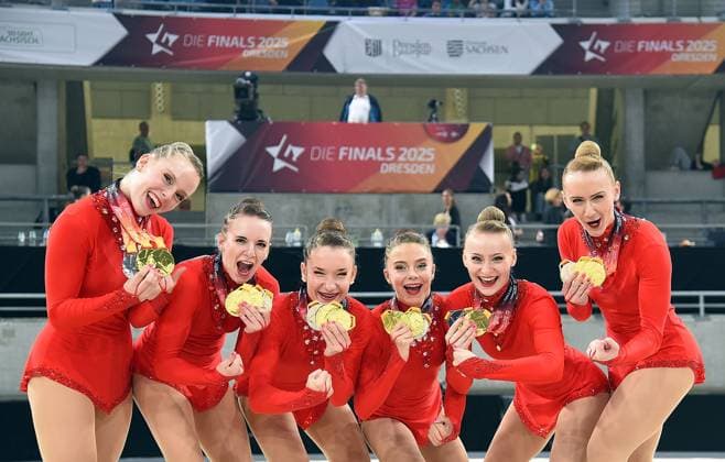 01.08.2025, xhbx, Turnen Rhythmische Sportgymnastik DM Gerätefinals Gruppe mit 5 Bänder und 3 Reifen 2 Bälle , Die Finals 2025 v.l. Gruppe, Mannschaft, Team von TV Dahn jubeln mit Medaillien (DFL DFB REGULATIONS PROHIBIT ANY USE OF PHOTOGRAPHS as IMAGE SEQUENCES and or QUASI-VIDEO) Dresden *** 01 08 2025, xhbx, gymnastics rhythmic gymnastics DM apparatus finals group with 5 ribbons and 3 hoops 2 balls , The finals 2025 v l group, team, team of TV Dahn cheer with medals DFL DFB REGULATIONS PROHIBIT ANY USE OF PHOTOGRAPHS as IMAGE SEQUENCES and or QUASI VIDEO Dresden