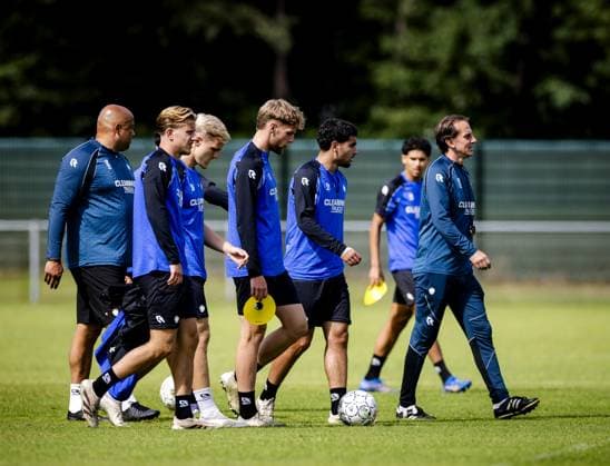 ARNHEM - Trainer Rudiger Rehm (R) and part of Vitesse s squad during a training session at training facility Papendal. Vitesse has lost its professional license and may not play in the Keuken Kampioen Divisie next season. ANP SEM VAN DER WAL netherlands out - belgium out Arnhem xVIxxIVx 532612877 originalFilename: 0828333939st.jpg