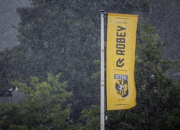 ARNHEM - A flag of Vitesse at training facility Papendal. Vitesse has lost its pro license and may not play in the Keuken Kampioen Divisie next season. ANP SEM VAN DER WAL netherlands out - belgium out Arnhem xVIxxIVx 532612910 originalFilename: 0828334006st.jpg