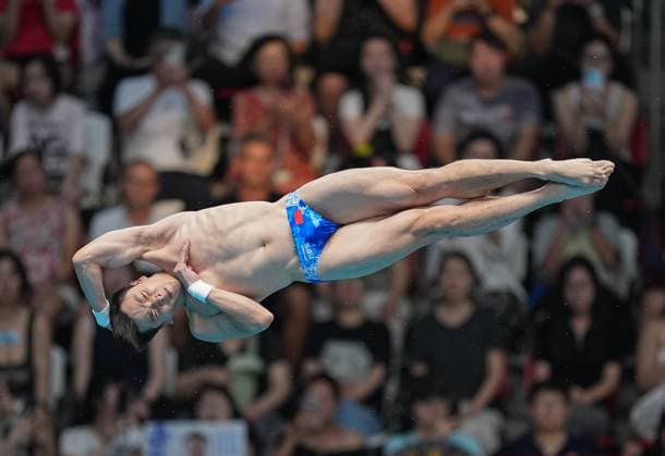 (250801) -- SINGAPORE, Aug. 1, 2025 -- Cao Yuan of China competes during the men s 3m springboard final of diving at the World Aquatics Championships in Singapore, Aug. 1, 2025. ) (SP)SINGAPORE-WORLD AQUATICS CHAMPIONSHIPS-DIVING-MEN S 3M SPRINGBOARD XuexYuge 