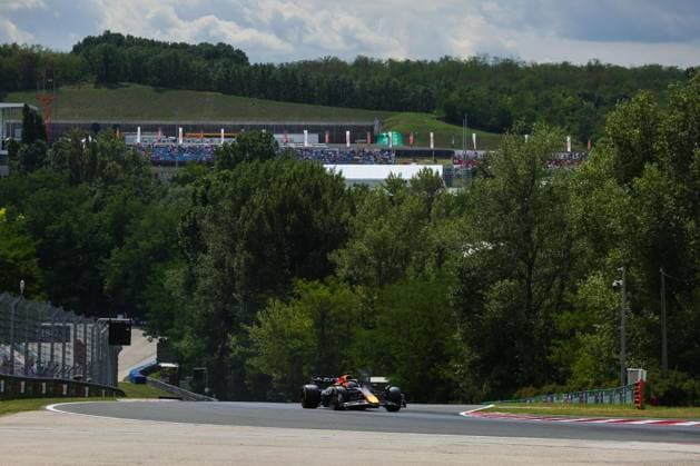 F1 - HUNGARIAN GRAND PRIX 2025 01 VERSTAPPEN Max (nld), Red Bull Racing RB21, action during the 2025 Formula 1 Lenovo Hungarian Grand Prix, 14th round of the 2025 FIA Formula One World Championship, WM, Weltmeisterschaft from August 1 to 3, 2025 on the Hungaroring, in Mogyorod, Hungary - MogyorodHungary  Copyright: xFLORENTxGOODENx