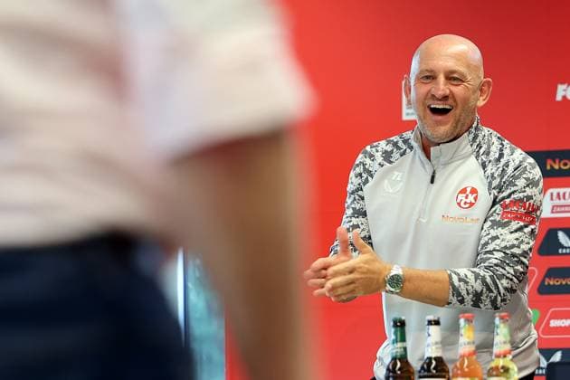 01 08 2025, xrekx, Fußball 2 Bundesliga, 1 FC Kaiserslautern Pressekonferenz v l Es gab Kuchen zum 52 Geburtstag Torsten Lieberknecht Trainer 1 FC Kaiserslautern DFL DFB REGULATIONS PROHIBIT ANY USE OF PHOTOGRAPHS as IMAGE SEQUENCES and or QUASI VIDEO Kaiserslautern