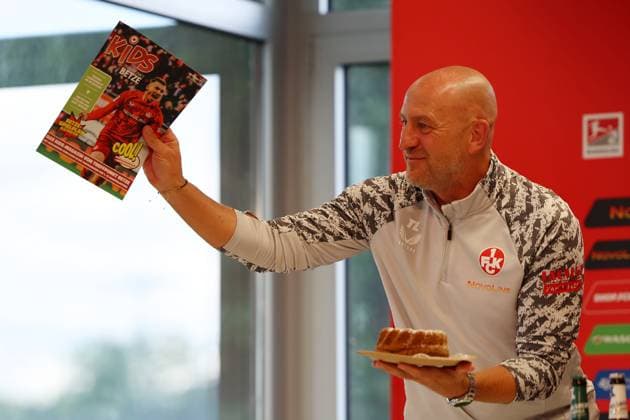 01 08 2025, xrekx, Fußball 2 Bundesliga, 1 FC Kaiserslautern Pressekonferenz v l Es gab Kuchen zum 52 Geburtstag Torsten Lieberknecht Trainer 1 FC Kaiserslautern DFL DFB REGULATIONS PROHIBIT ANY USE OF PHOTOGRAPHS as IMAGE SEQUENCES and or QUASI VIDEO Kaiserslautern