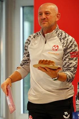 01 08 2025, xrekx, Fußball 2 Bundesliga, 1 FC Kaiserslautern Pressekonferenz v l Es gab Kuchen zum 52 Geburtstag Torsten Lieberknecht Trainer 1 FC Kaiserslautern DFL DFB REGULATIONS PROHIBIT ANY USE OF PHOTOGRAPHS as IMAGE SEQUENCES and or QUASI VIDEO Kaiserslautern