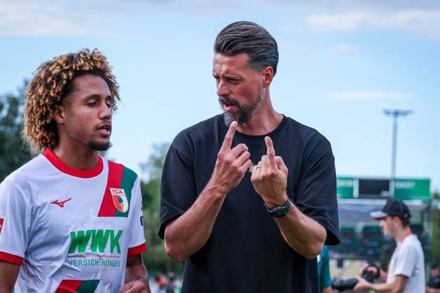 left to right Han Noah Massengo 4 FC Augsburg in conversation with head coach Sandro Wagner FC Augsburg after 1 3 test match defeat, FC Augsburg vs Chrystal Palace FC, DFL, Saison 2025 2026, Vorbereitungsspiel, Testspiel, 01 08 2025 DFB regulations prohibit any use of photographs as image sequences and or quasi video Bad Wimsbach Wels Land Oesterreich Copyright: xkolbert-press MartinxAgüerax