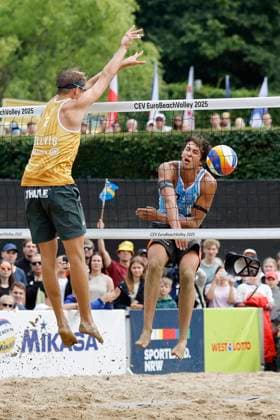 Düsseldorf, Germany, CEV EuroBeachVolley 2025 European Beach Volleyball Championships at the Rochusclub in Düsseldorf 01 08 2025 Round of 16 Matthew IMMERS NED 1 and Ruben PENNINGA NED 2 against David AHMAN AEHMAN SWE 1 and Jonatan HELLVIG SWE 2 Matthew IMMERS NED 1 flies off his cap