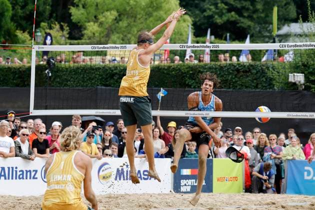 Düsseldorf, Germany, CEV EuroBeachVolley 2025 European Beach Volleyball Championships at the Rochusclub in Düsseldorf 01 08 2025 Round of 16 Matthew IMMERS NED 1 and Ruben PENNINGA NED 2 against David AHMAN AEHMAN SWE 1 and Jonatan HELLVIG SWE 2 Matthew IMMERS NED 1 flies off his cap