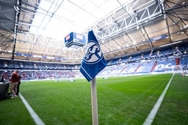 GER, 2 FBL FC Schalke 04 vs Hertha BSC Berlin 01 08 2025, Veltins Arena, Gelsenkirchen, GER, 2 FBL FC Schalke 04 vs Hertha BSC Berlin in picture corner flag with FC Schalke 04 logo nordphotoxGmbHxx xChristianxSchulze nph000300