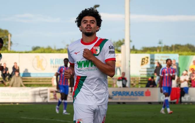 Aiman Dardari 46 FC Augsburg with the cheers after the 1 0, FC Augsburg vs Chrystal Palace FC, DFL, Saison 2025 2026, Vorbereitungsspiel, Testspiel, 01 08 2025 DFB regulations prohibit any use of photographs as image sequences and or quasi video Bad Wimsbach Wels Land Oesterreich Copyright: xkolbert-press MartinxAgüerax