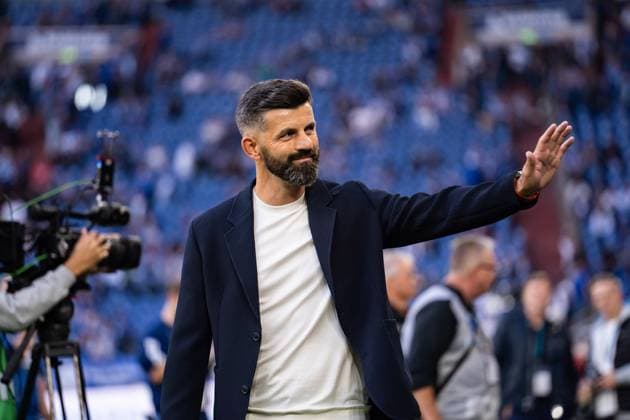 GER, 2 FBL FC Schalke 04 vs Hertha BSC Berlin 01 08 2025, Veltins Arena, Gelsenkirchen, GER, 2 FBL FC Schalke 04 vs Hertha BSC Berlin in picture Miron MusliÄ‡ Muslic Head Coach, FC Schalke 04 waves to fans nordphotoxGmbHxx xChristianxSchulze nph000300
