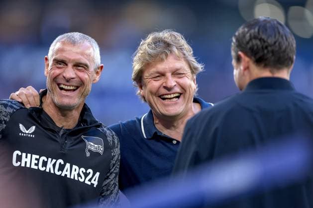 01 08 2025, Football, FC Schalke 04 Hertha BSC, 1 Matchday, 2 Soccer Bundesliga, Veltins Arena Gelsenkirchen, Season 2025 2026 Youri Mulder Director Professional Football Schalke04 laughing next to equipment keeper Hendrik Herzog Hertha BSC DFB regulations prohibit any use of photographs as image sequences and or quasi video North Rhine-Westphalia Germany