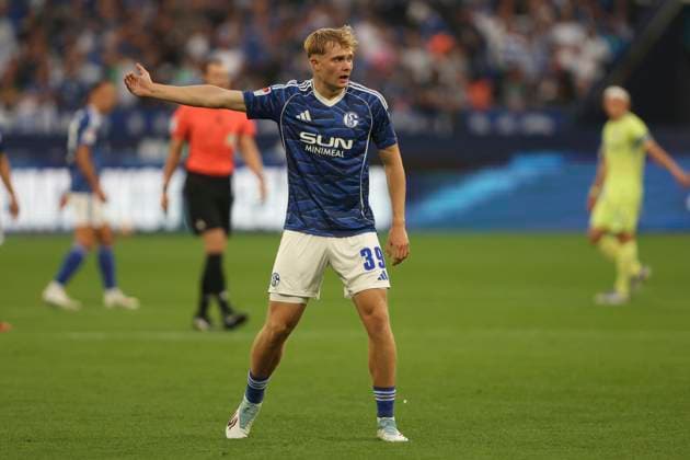 Peter Remmert FC Schalke 04 gestures, gestures during the 2 Bundesliga match between FC Schalke 04 and Hertha BSC, Veltins Arena on August 01, 2025 in Gelsenkirchen, Germany Photo by Oliver Kaelke DeFodi Images Peter Remmert FC Schalke 04 gestures during the 2 Bundesliga match between FC Schalke 04 and Hertha BSC at Veltins Arena on August 1, 2025 in Gelsenkirchen, Germany Photo by Oliver Kaelke DeFodi Images DFB DFL REGULATIONS PROHIBIT ANY USE OF PHOTOGRAPHS AS IMAGE SEQUENCES AND OR QUASI VIDEO Photo by Oliver Kaelke DeFodi Images