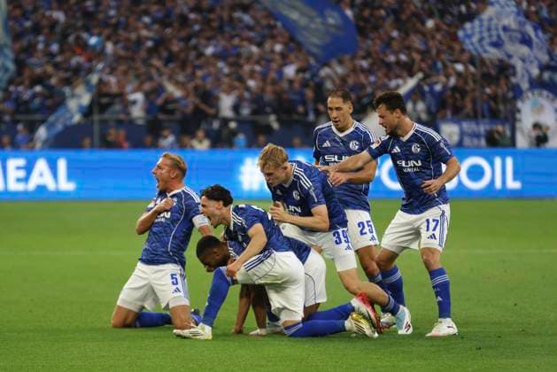 Moussa Sylla FC Schalke 04 celebrates after scoring his team s first goal with teammates during the 2 Bundesliga match between FC Schalke 04 and Hertha BSC, Veltins Arena on August 01, 2025 in Gelsenkirchen, Germany, Germany Photo by Oliver Kaelke DeFodi Images Moussa Sylla FC Schalke 04 celebrates after scoring his team s first goal with teammates during the 2 Bundesliga match between FC Schalke 04 and Hertha BSC at Veltins Arena on August 1, 2025 in Gelsenkirchen, Germany Photo by Oliver Kaelke DeFodi Images DFB DFL REGULATIONS PROHIBIT ANY USE OF PHOTOGRAPHS AS IMAGE SEQUENCES AND OR QUASI VIDEO Photo by Oliver Kaelke DeFodi Images