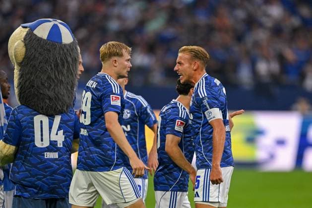 01 08 2025, Football, 2 Bundesliga, Season 2025 2026, Matchday 1, FC Schalke 04 Hertha BSC, Moussa Sylla FC Schalke 04 celebrates the goal for 1 0 with the team, Peter Remmert FC Schalke 04 , Timo Becker FC Schalke 04 xRHR PHOTO YYx Copyright: KROEGER RHR-FOTOx RHR-FOTO YY