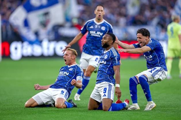 01.08.2025, Fußball, FC Schalke 04 - Hertha BSC, 1.Spieltag, 2. Fußball Bundesliga, Veltins-Arena Gelsenkirchen, Saison 2025 2026: Torjubel nach dem Tor zum 1:0 durch Torschütze Moussa Sylla (Schalke04 09) zusammen mit Timo Becker (Schalke04 05) Soufiane El-Faouzi (Schalke04 23) Peter Remmert (Schalke04 39) DFB regulations prohibit any use of photographs as image sequences and or quasi-video. Nordrhein-Westfalen Deutschland *** 01 08 2025, Soccer, FC Schalke 04 Hertha BSC, 1 Matchday, 2 Soccer Bundesliga, Veltins Arena Gelsenkirchen, Season 2025 2026 Goal celebration after the goal to 1 0 by scorer Moussa Sylla Schalke04 09 together with Timo Becker Schalke04 05 Soufiane El Faouzi Schalke04 23 Peter Remmert Schalke04 39 DFB regulations prohibit any use of photographs as image sequences and or quasi video North Rhine-Westphalia Germany