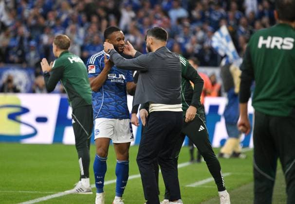 Jubel Moussa Sylla FC Schalke 04 , Trainer Miron Muslic FC Schalke 04 01 08 2025, Fußball 2 Bundesliga, Saison 2025 2026, 1 Spieltag, FC Schalke 04 Hertha BSC Berlin DFL regulations prohibit any use of photographs as image sequences and or quasi video Gelsenkirchen Veltins Arena Nordrhein Westfalen Germany Team2